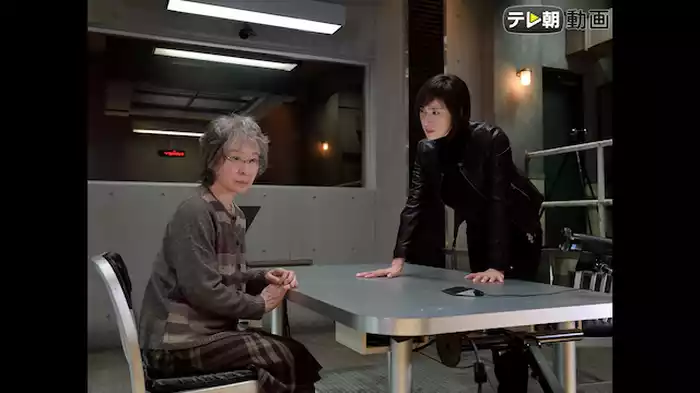 傘をさす女
