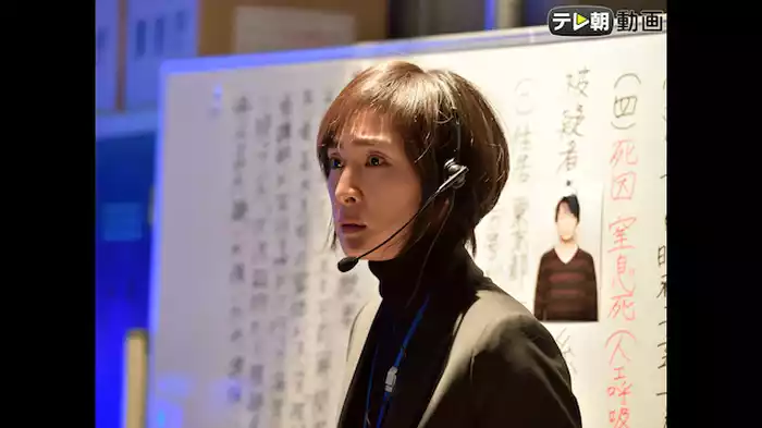靴下をはかせる男