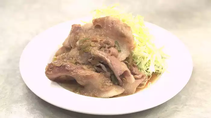 「東京都新宿区淀橋市場の豚バラ生姜焼定食」
