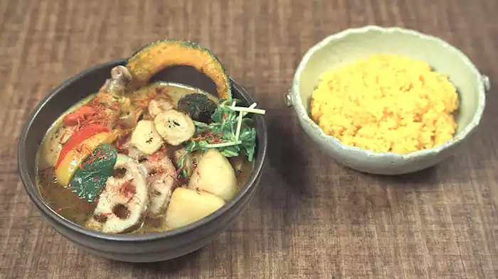 「東京都目黒区三田のチキンと野菜の薬膳スープカレー」