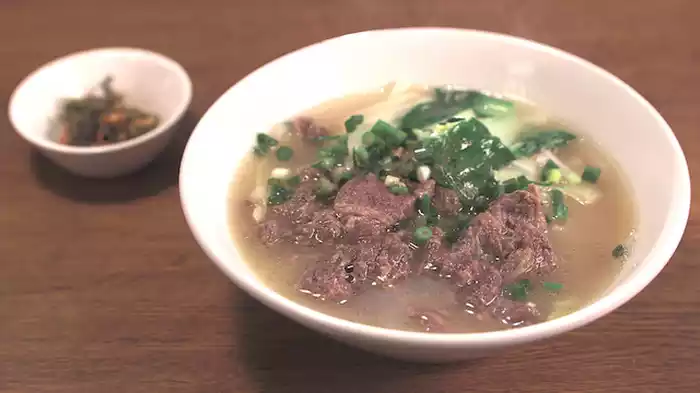 「東京都新宿区高田馬場シャン風豚高菜漬け炒めと牛スープそば」