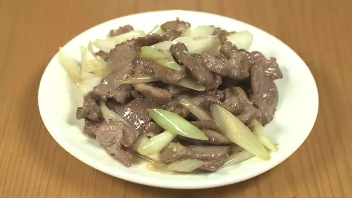 「台東区御徒町のラム肉長葱炒めとスペアリブ」