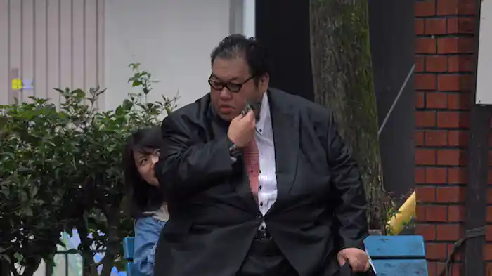 おじさんの頭髪飛ぶ/巨漢男が膝の上!/1万円拾ったら連行