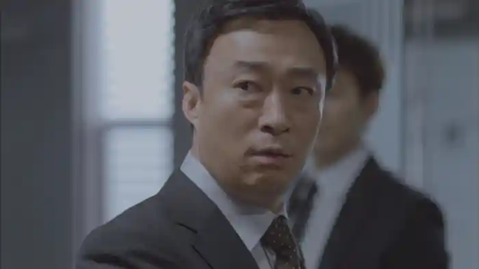 ハンカチを持った男