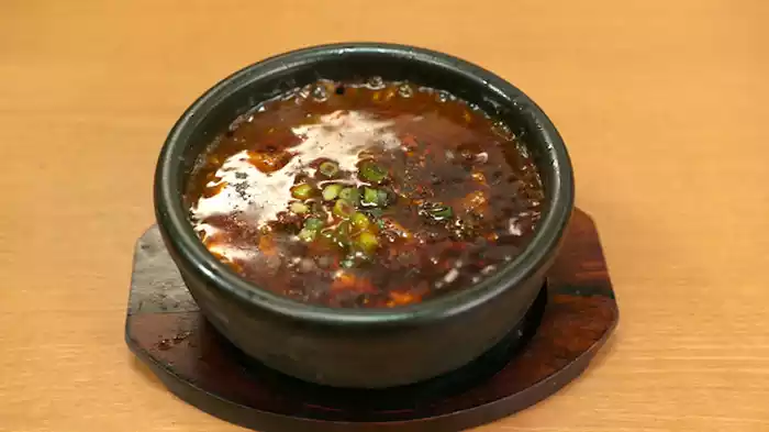 東京都荒川区三河島の緑と赤の麻婆豆腐