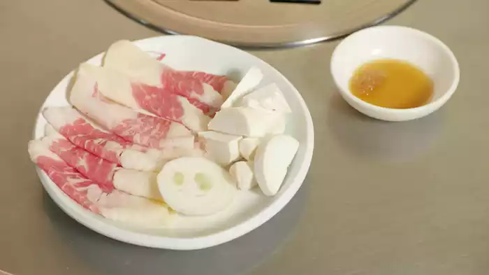 韓国ソウル特別市の骨付き豚カルビとおかずの群れ