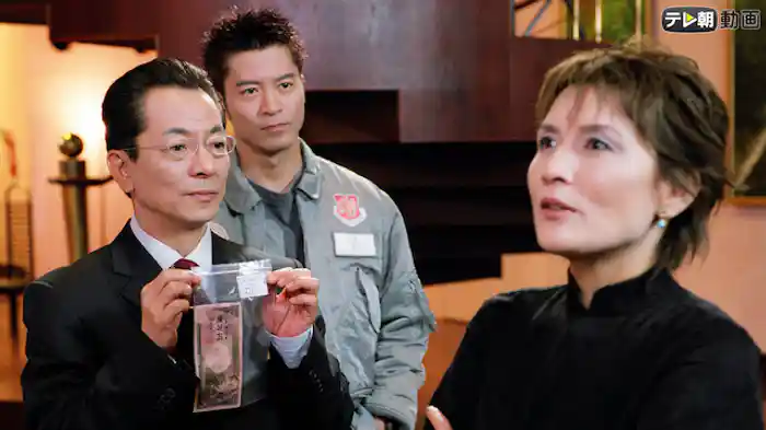 「死んだ詐欺師と女美術館長の指紋」