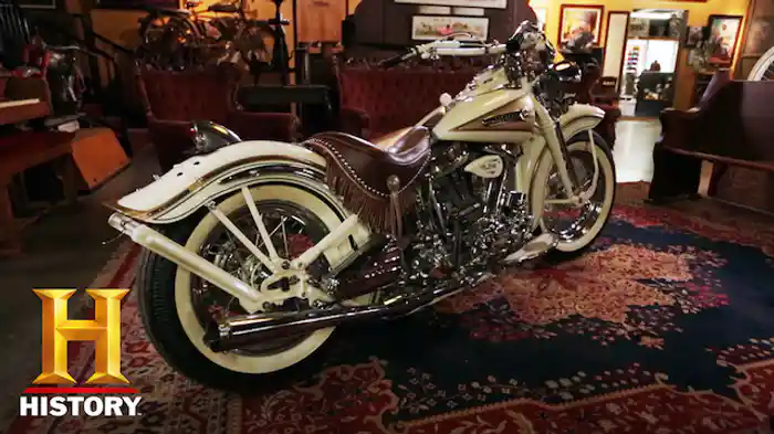 レトロな電気自動車の充電スタンド