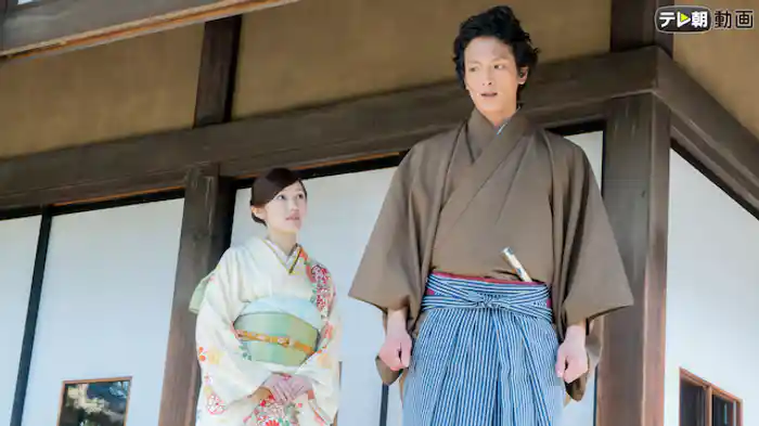 「浴室のささやき 踊る華道家」