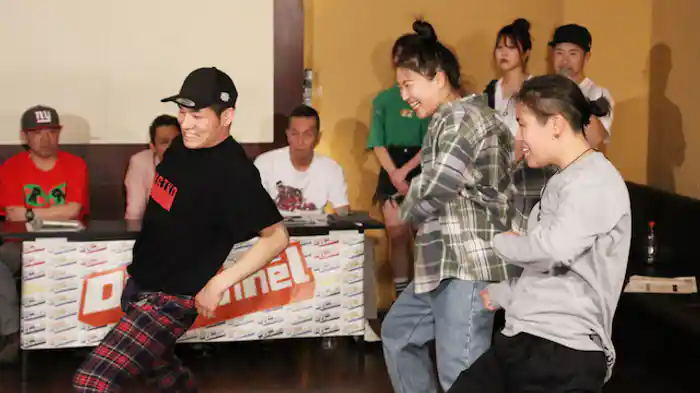 次なる挑戦者は、YURIKO、Katy、KIRARAの息のあったHIPHOPの王道スタイル3人組『DONUTS』