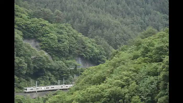 山と鉄道の構図