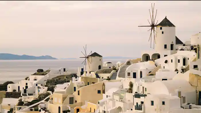 バラ色の夕日サントリーニ島(ギリシア)