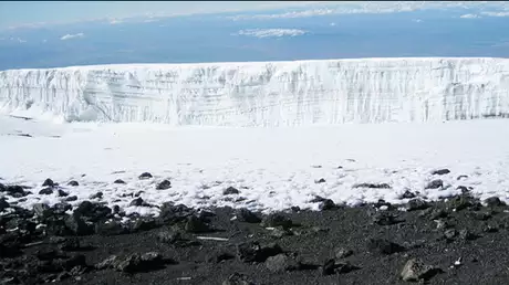 熱帯の氷河キリマンジャロ(タンザニア)