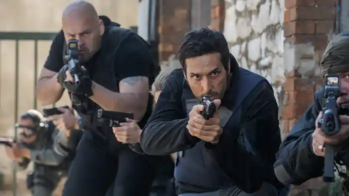 偽札工場を叩け