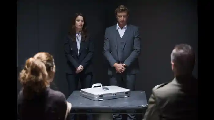 シルバーのブリーフケース