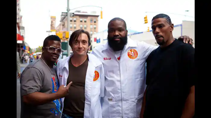 ハーレムの理髪店、ヘリコプター工場へ潜入!