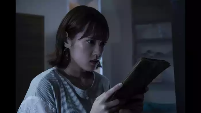 本の匂いを嗅ぐ