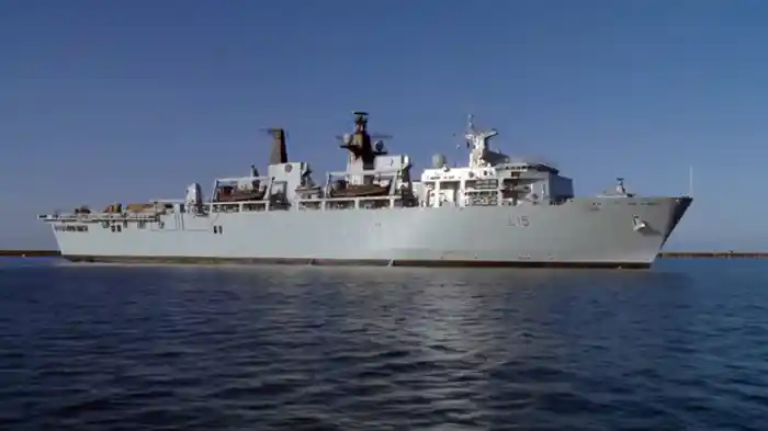 ドック型輸送揚陸艦「ブルワーク」