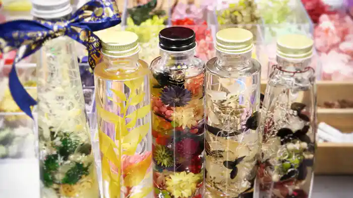 リニア見学センターを見つめる「道の駅 つる」（山梨県）