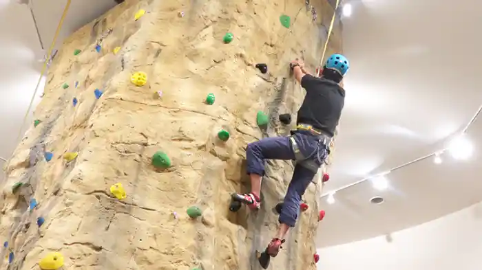 屋内クライミング体験「道の駅 小松オアシス」（愛媛県）