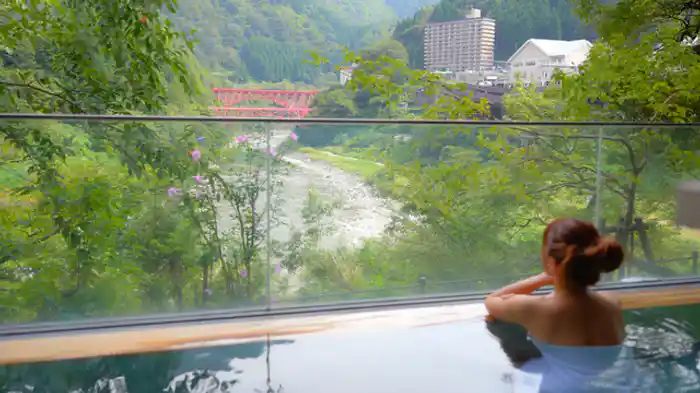 トロッコ電車がつなぐ黒部峡谷と温泉街「黒部・宇奈月温泉 やまのは」（富山県黒部市）