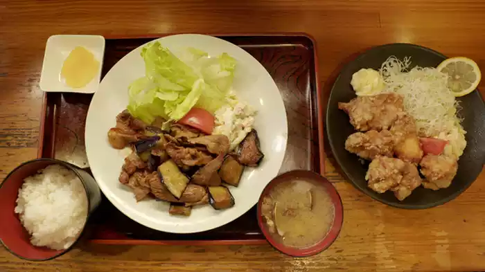 東京都豊島区南長崎の肉とナスの醤油炒め定食と鳥唐揚げ