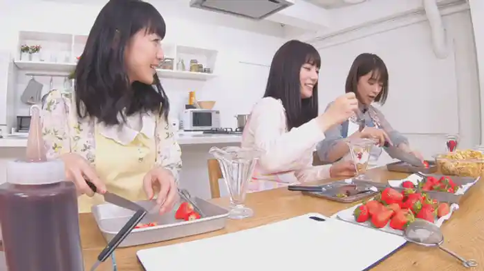 ゲスト楓カレン　採れたていちごでクッキング