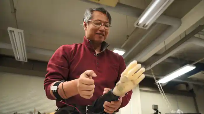 手足の機能を模倣する 義手・義足の最新技術を追う