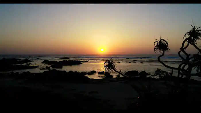 奄美大島各地の夜明けから白昼までの風景を空撮映像で映します。