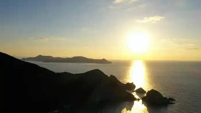 奄美大島各地の昼下がりから日の入りまでの風景を空撮映像で映します。