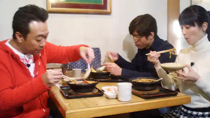 名古屋の座敷で金シャチポーズ／愛知県・犬山はお城がキレイな城下町