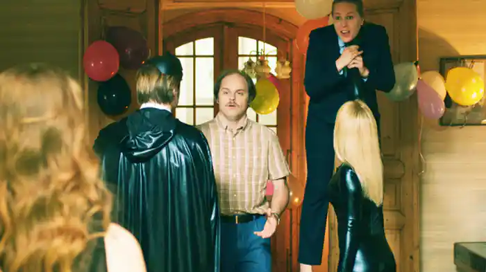 盛大なパーティーの裏で