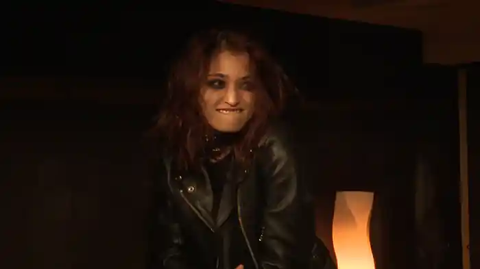 売れないパンクロッカーの女