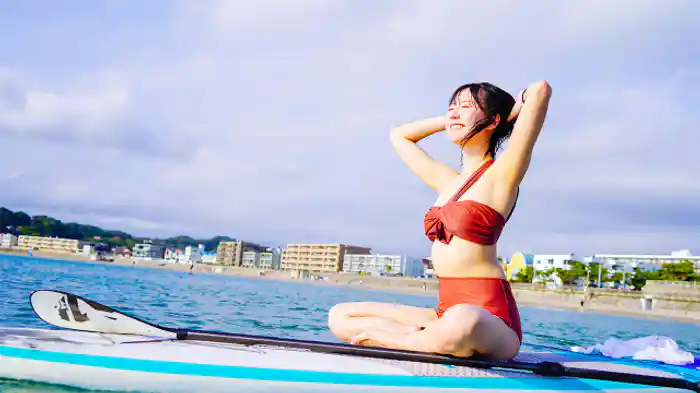 秋の気持ちいい潮風を感じながら極上のサンセットヨガタイム