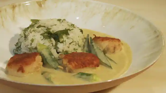 「手羽先とオクラの和風グリーンカレー」