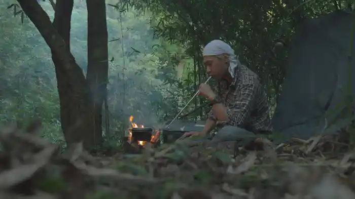 秋は俺のテント越しに透けて