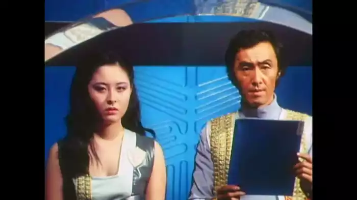 「美しい人形スパイ」