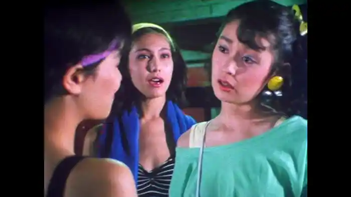 「女スパイを連れた古代怪魚」