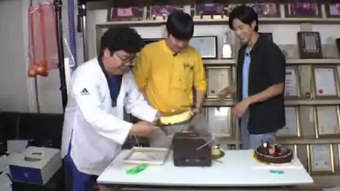 “家で静かに歌う” と“ケーキを食べるときに不便です”