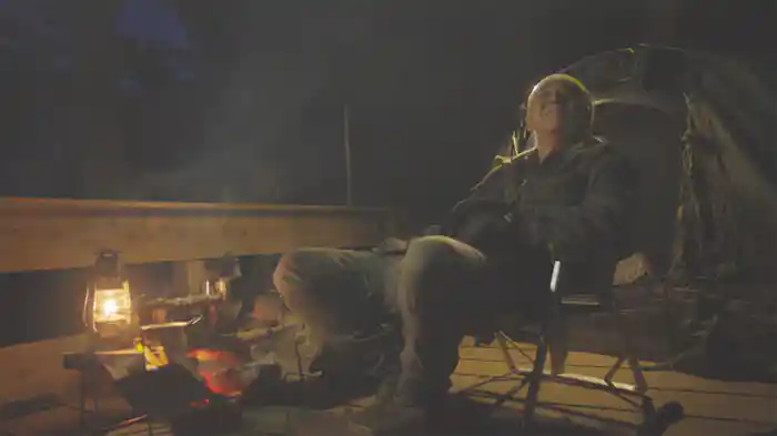 池のほとりで過ごす夜には