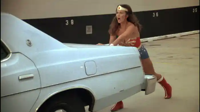 車にはねられたワンダーウーマン