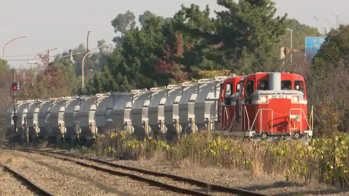 愛知・衣浦臨海鉄道…海を渡る247ｍの貨物列車