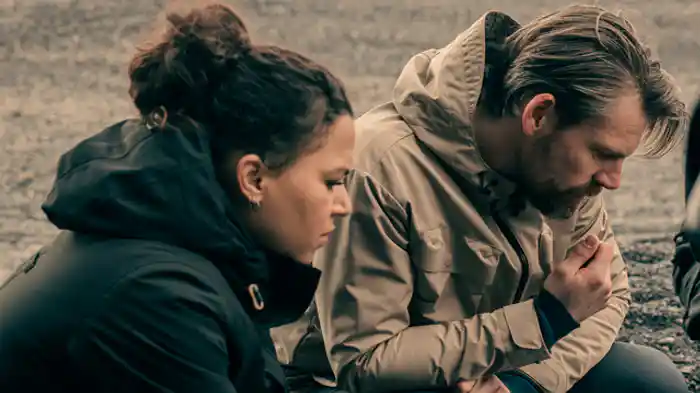 「黒砂に横たわる遺体」