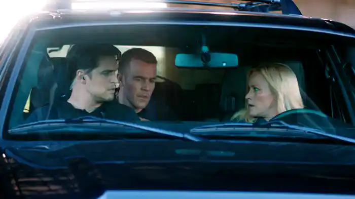 牙をむくパイソン