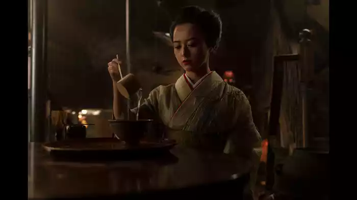 ツバメの巣の中のスズメ