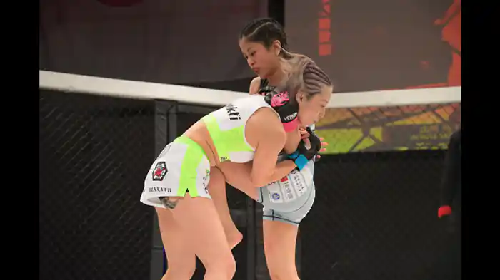山崎桃子 VS こゆき