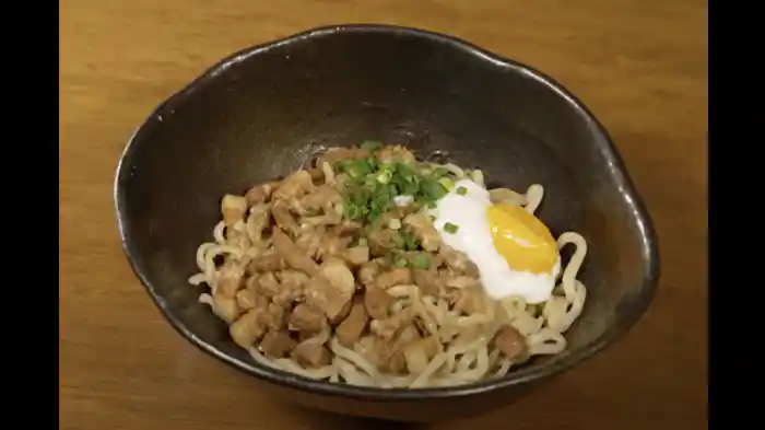 スパイス辣油が決め手の魯肉和え麺