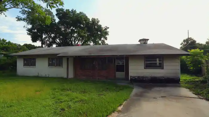 寂れたチューダースタイルハウス