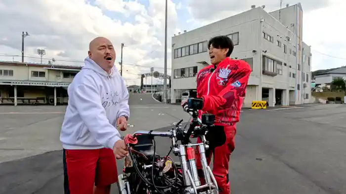 えっ!バイクにサインしていいんですか…?