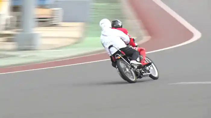 トップレーサーと2ケツ!大迫力のスピード体験